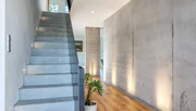 Die Treppe von Haus Zimdal fügt sich optimal ins Innendesign ein. (Foto: @ BAUMEISTER-HAUS) Betontreppe Haus Zimdal