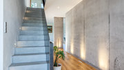 Die Treppe von Haus Zimdal fügt sich optimal ins Innendesign ein. (Foto: @ BAUMEISTER-HAUS) Betontreppe Haus Zimdal