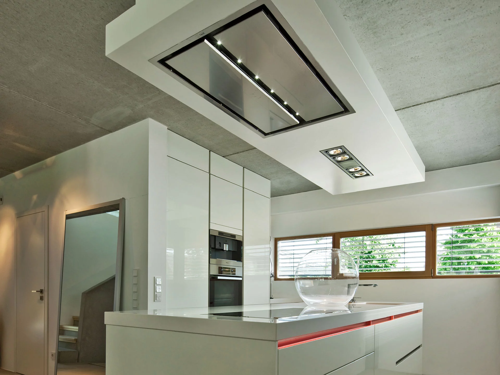 Das Highlight der Küche in Haus Immel ist die farbige Beleuchtung der Kochinsel (Foto: BAUMEISTER-HAUS)