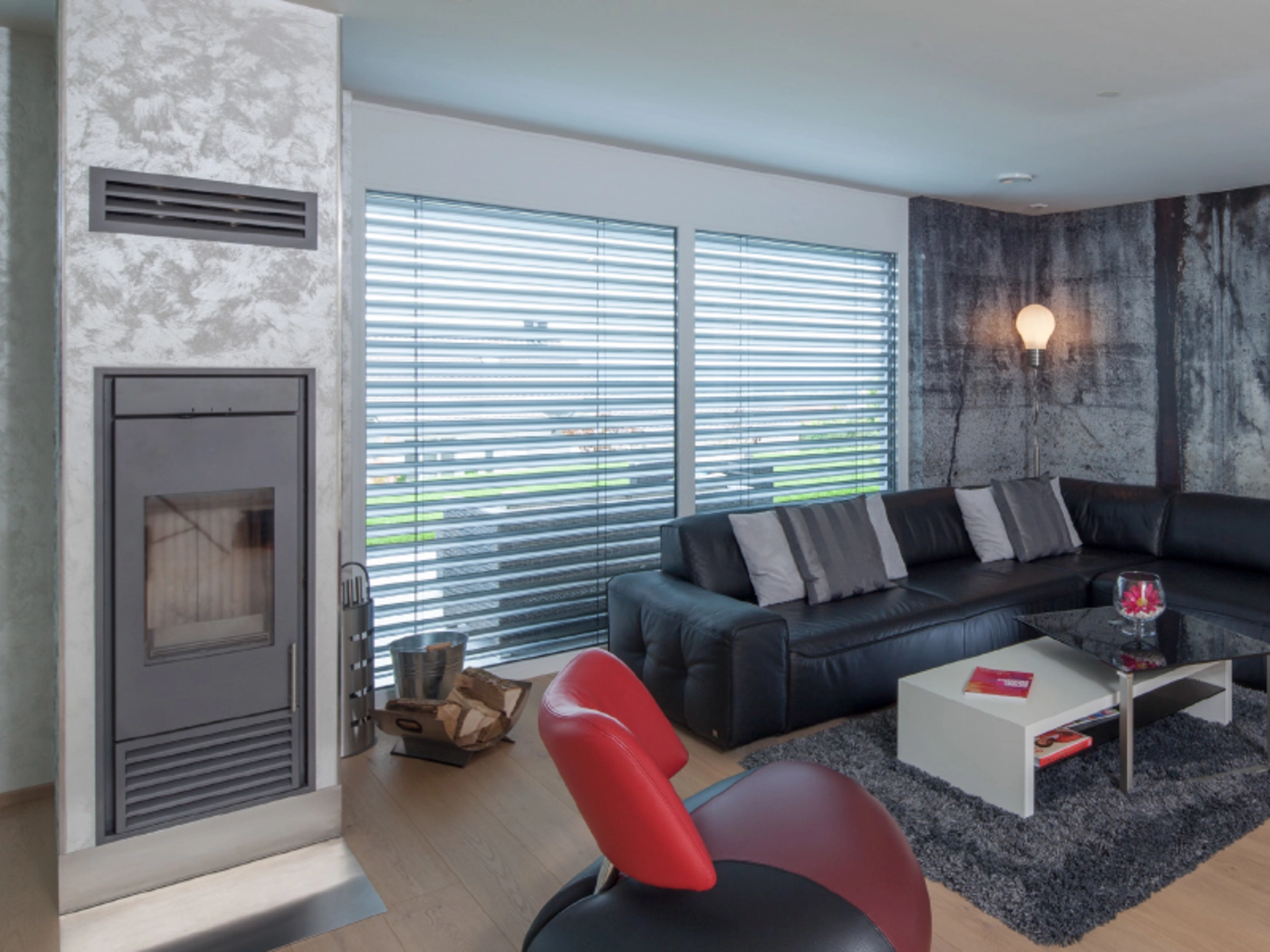 Haus Haas: Schlichte, stilvolle Jalousien mit dem Massivbau im Einklang . (Foto: BAUMEISTER-HAUS)