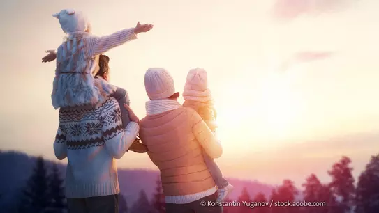 Familie schaut in den Himmel (Foto: © Konstantin Yuganov / stock.adobe.com)