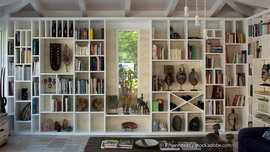 Massgefertigtes Regal für Bücher und Dekoration mit ausgesparten Fenster