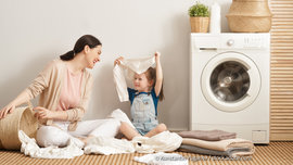 Frau und Tochter beim Wäsche sortieren