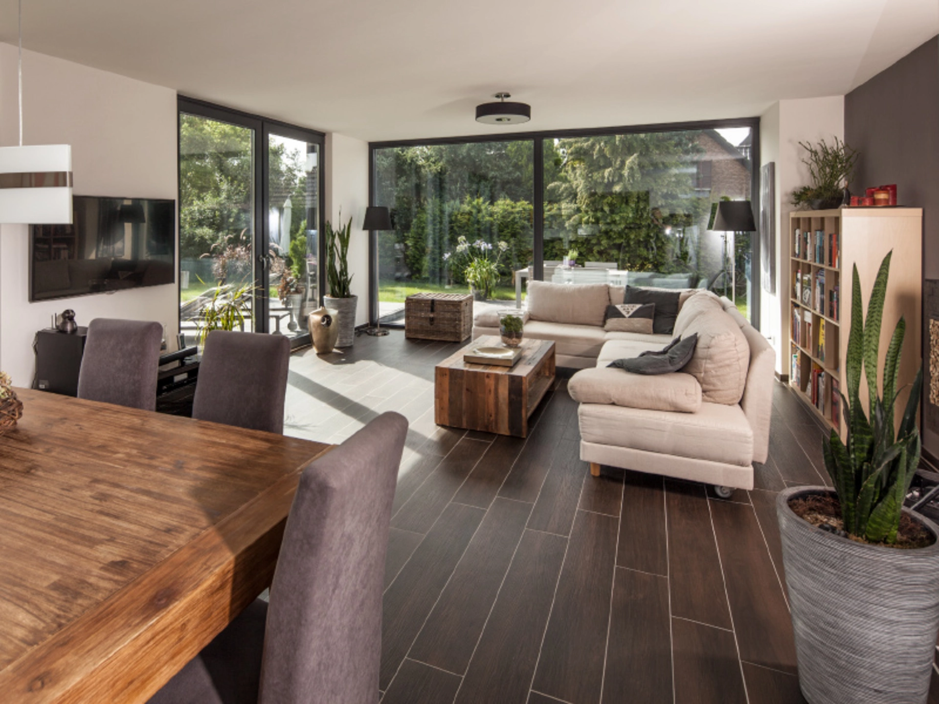 Haus Vettel kombiniert hölzerne Möbel mit natürlichen Pflanzen. (Foto: BAUMEISTER-HAUS)