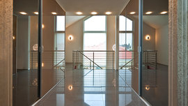 Geräumig und stilvoll integriert wurde dieser Kleiderschrank mit verspiegelten Schiebetüren in unserem Haus Teichmann. (Foto: © BAUMEISTER-HAUS) Kleiderschrank im Flur mit verspiegelten Schiebetüren