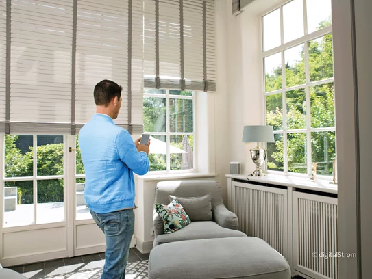 Im Smart Home lässt sich Ihre intelligente Haustechnik jederzeit bequem über Smatphone oder Tablet steuern – egal ob von zuhause oder unterwegs (Foto: © digitalSTROM)