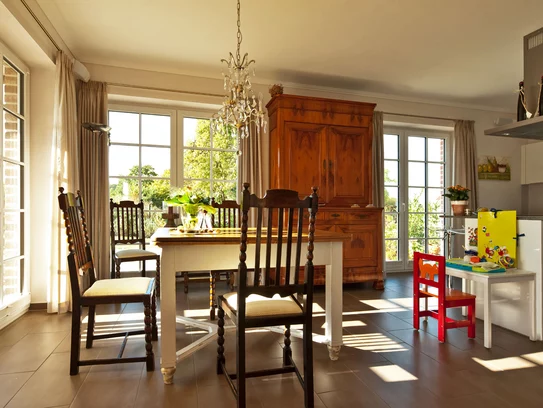 Der behagliche Landhausstil im Zuhause der Familie Denker. (Foto: BAUMEISTER-HAUS) 