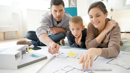 Familie plant den Bau Ihres Hauses