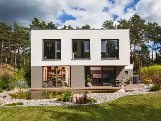 Haus Cornelius wirkt trotz seiner hochmodernen Kubus-Archietektur sehr familienfreundlich und gemütlich. (Foto: BAUMEISTER-HAUS)