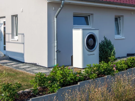 Gerade wer neu baut, für den eignen sich Wärmepumpen als Heizmöglichkeit – wie hier bei Haus Rahn (Foto: BAUMEISTER-HAUS)