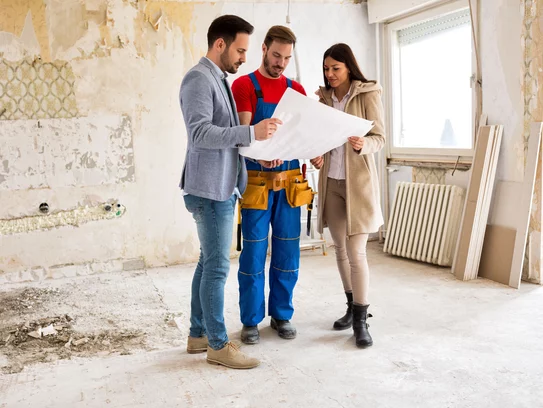 Für Umbauten – wie auch für Sanierungen und Modernisierung – sollten Sie immer Fachleute zu Rate ziehen (Foto: © iStock.com/didesign021)