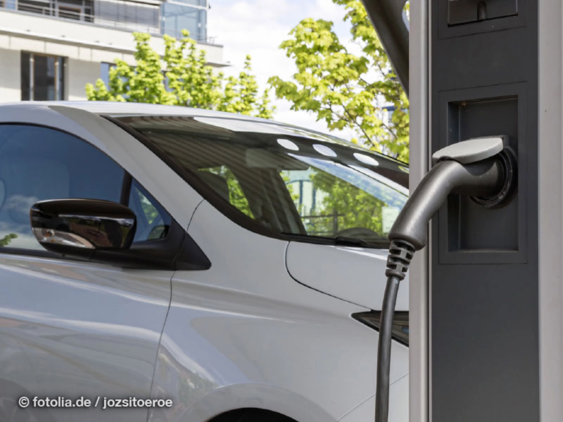 Das Elektroauto ganz einfach an der eigenen Ladestation zuhause aufladen. (Foto: © jozsitoeroe/Fotolia.com)