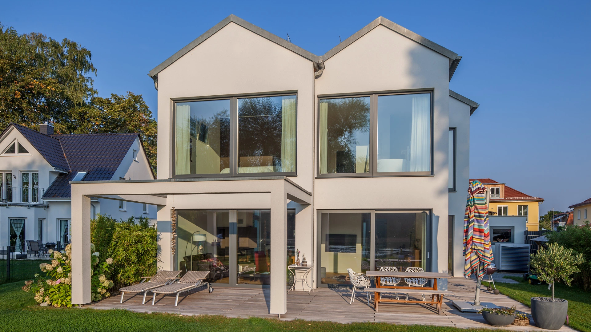 Terrasse von Haus Hildebrand mit offener Pergola