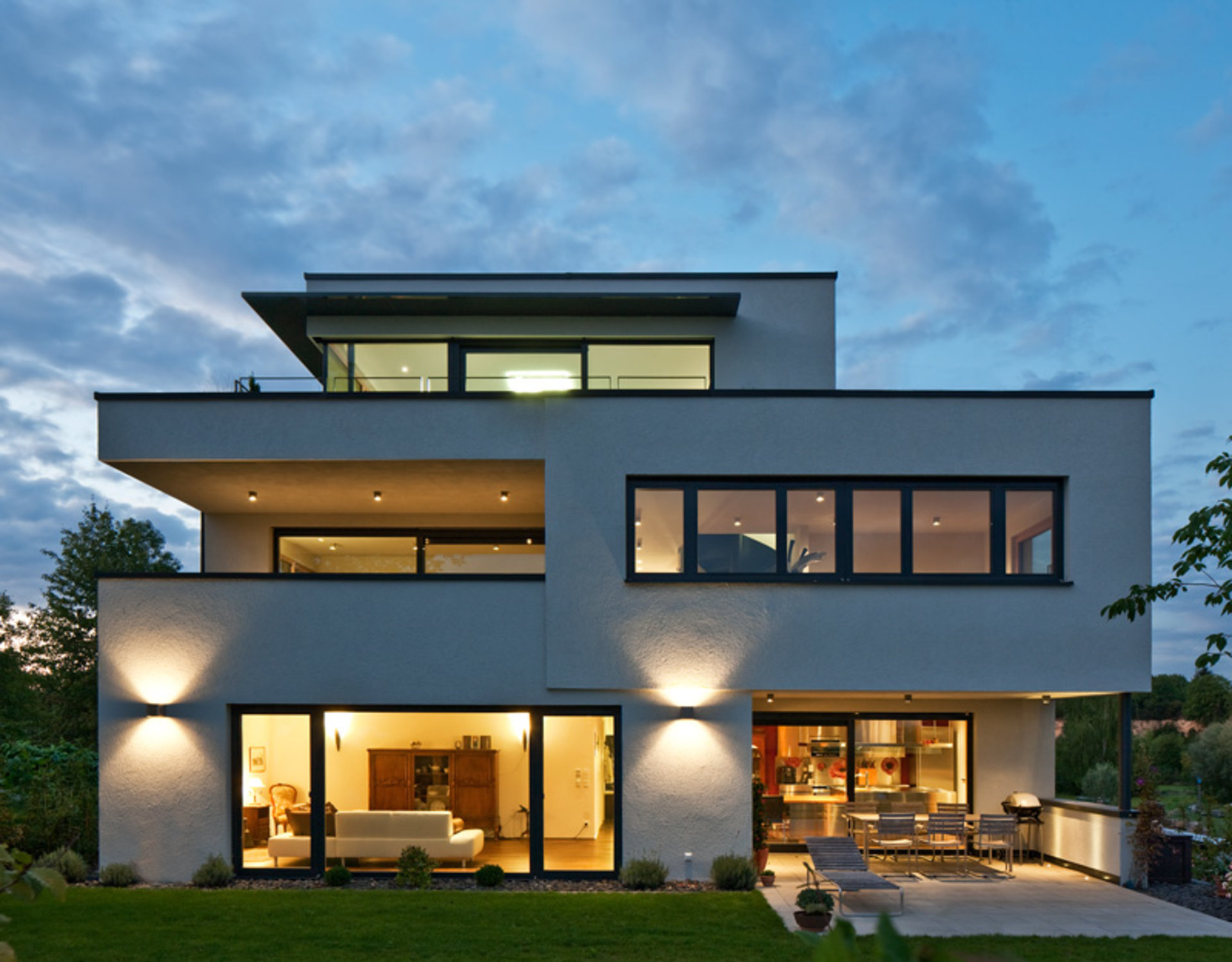 Mit Licht gezielt die Besonderheiten der Architektur Ihres Hauses herausarbeiten. (Foto: Baumeister-Haus)