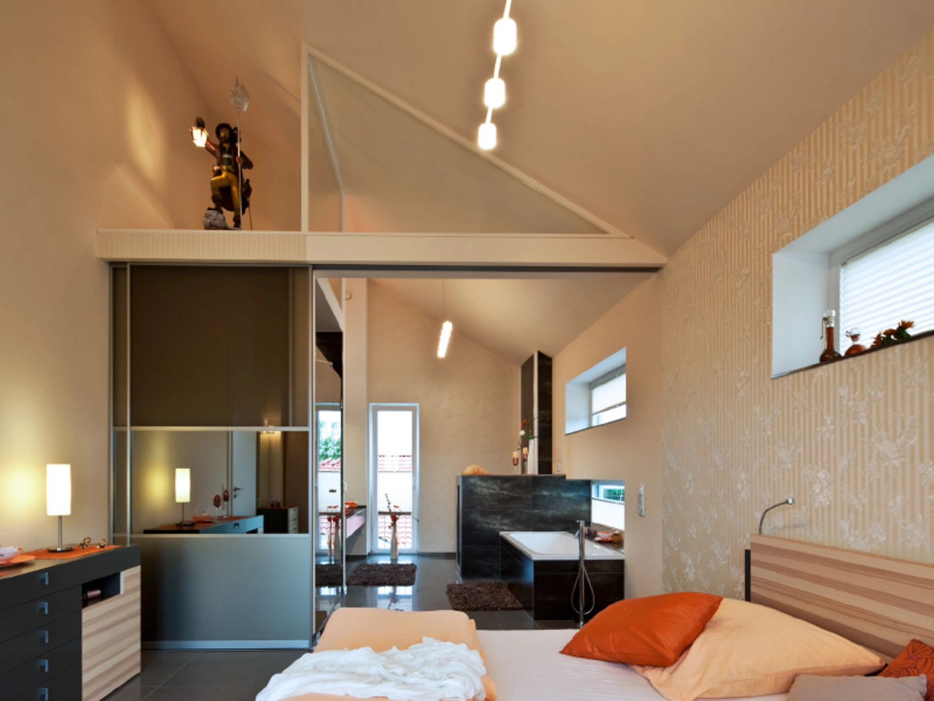 Angeschlossenes Bad, begehbarer Kleiderschrank und hohe Decken. Haus Teichmann macht das Schlafzimmer zu einer Wohlfühloase. (Foto: © BAUMEISTER-HAUS)