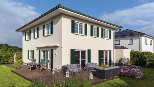 Gartenansicht von Haus Adler mit schöner Terrasse