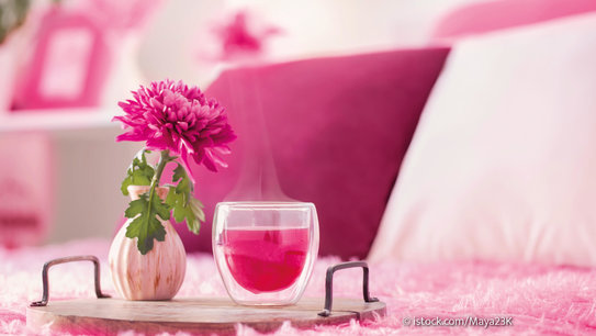 Wohnzimmer mit magenta Sofa, Kissen, Decken, Getränk und Deko - magenta Deko.