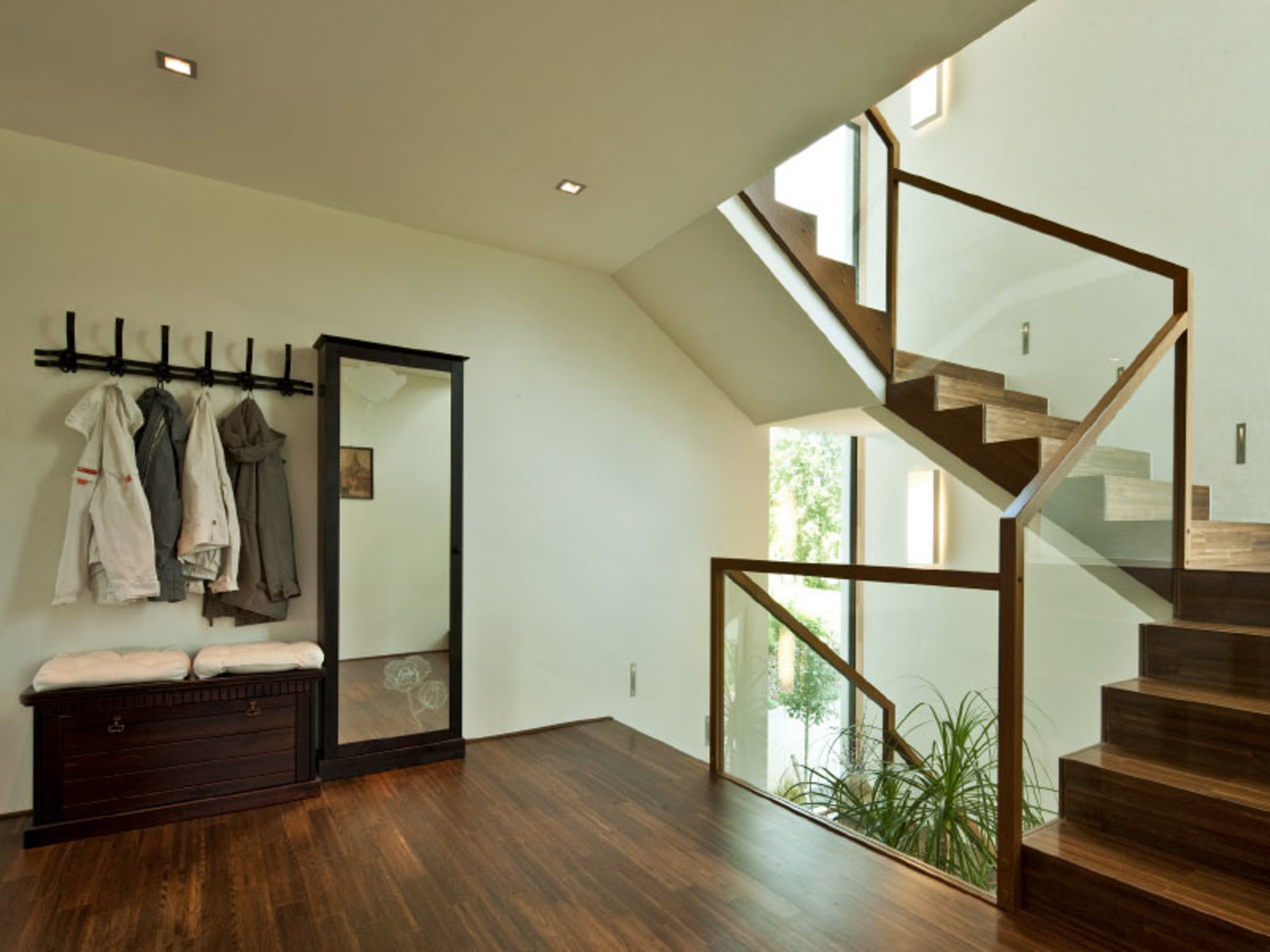 Nicht nur ein "Druchgangszimmer": Haus Collmann macht den Flur zum eigenen Raum mit Wohlfühlatmosphäre. (Foto: BAUMEISTER-HAUS)