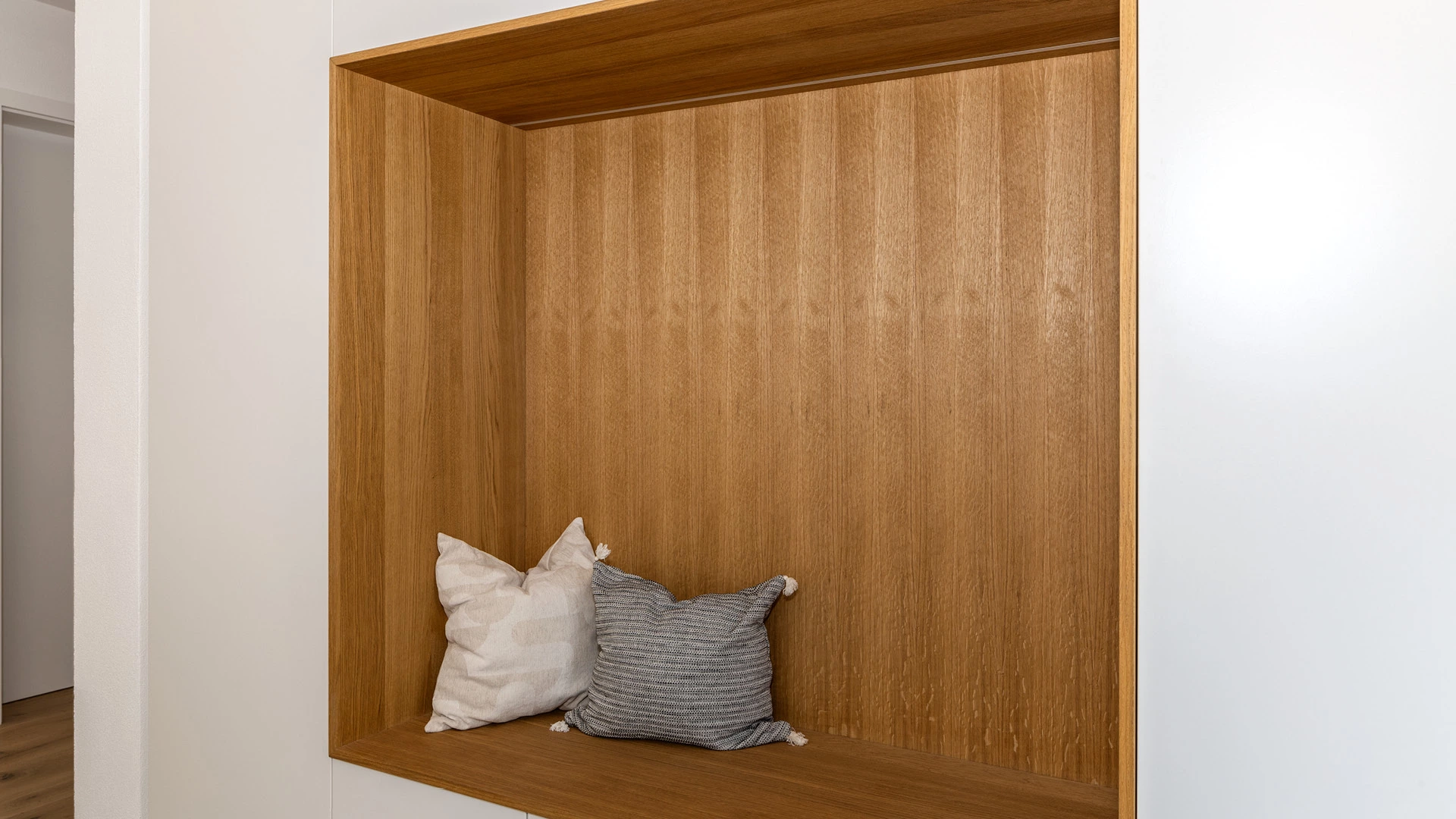 Nische in der Wand für eine Sitzbank.
