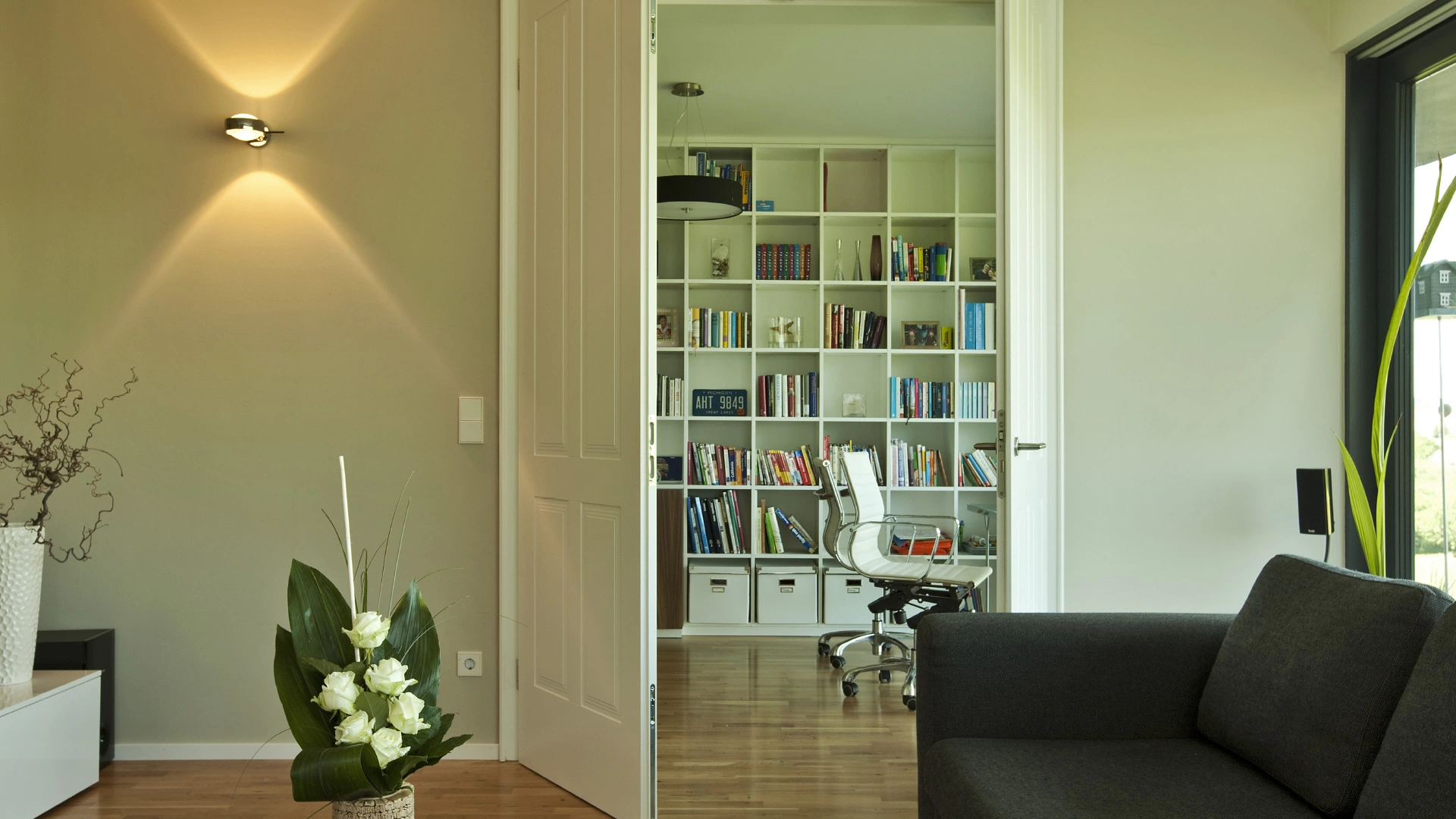 Haus Ohlig beherbergt ein großes Arbeitszimmer mit viel Platz für Bücher.