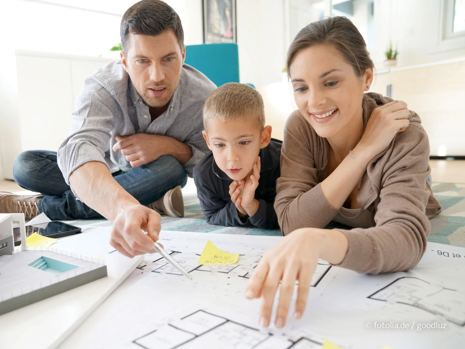 Wir von Baumeister-Haus unterstützen Sie in jeder Bauphase – von der Planung bis über die Schlüsselübergabe hinaus. (Foto: © fotolia.de / goodluz)