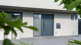 Hauseingang mit Haustür, Briefkasten und Hausnummer von Haus Achenbach