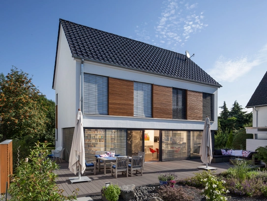 Haus Zacher: Moderne Jalousien schmücken die Fassade des Hauses. (Foto: BAUMEISTER-HAUS)
