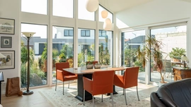 Esszimmer mit individuellen Fenstern