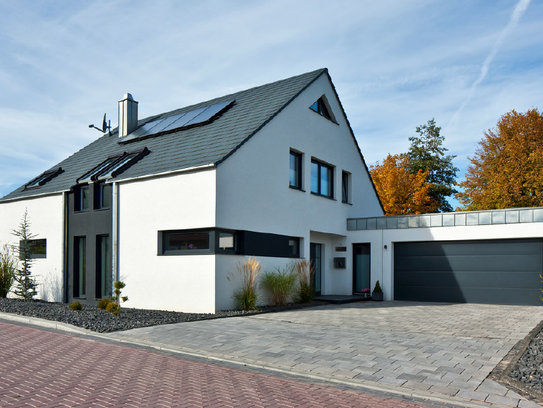 Bei dem Haus Götze ist die Grundstücksgrenze, dank der modernen Pflaster, auch ohne ein Zaun gut zu erkennen. (Foto: BAUMEISTER-HAUS)