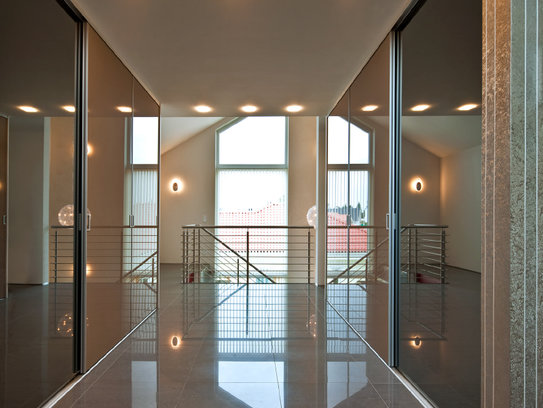 Haus Teichmann – Schränke mit stilvollen Glasschiebetüren. (Foto: BAUMEISTER-HAUS)