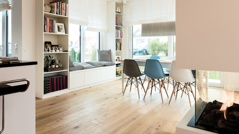 Der Gaskamin im Haus Quistorp ist eine moderne Alternative zum typischen Kaminofen, da kein Anschluss an den Schornstein nötig ist. (Foto: BAUMEISTER-HAUS) Der Gaskamin im Haus Quistorp ist eine moderne Alternative zum typischen Kaminofen, da kein Anschluss an den Schornstein nötig ist. (Foto: BAUMEISTER-HAUS)