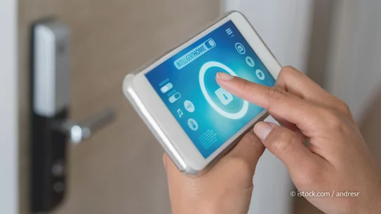Mit der richtigen Planung und Beratung Ihres Baupartners können Sie effektiven Schutz ganz einfach über Ihr Smartphone steuern. (Foto: © istock.com / andresr)