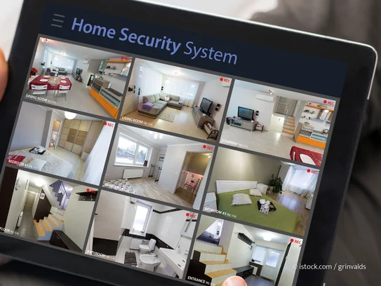 Mit einem integrierten Kamerasystem haben Sie Ihr Zuhause jederzeit auch von unterwegs im Blick (Foto: © i-Stock/ grinvalds)