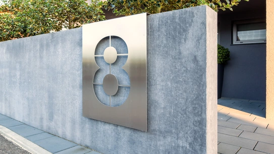 stylische Hausnummer von Haus Uthoff aus Metall