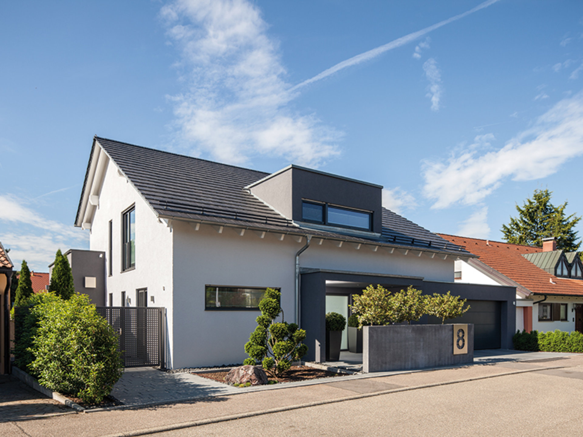 BAUMEISTER-HAUS Uthoff verbindet ein klassisches Satteldach mit topmodernen Gestaltungselementen