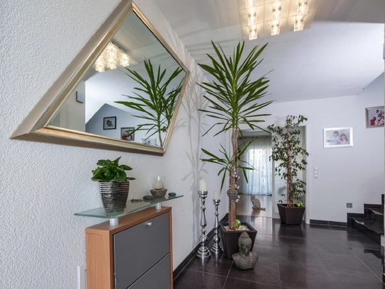 Haus Lindner macht den Flur durch schöne und hohe Pflanzen zu einem echten hingucker. (Foto: BAUMEISTER-HAUS)