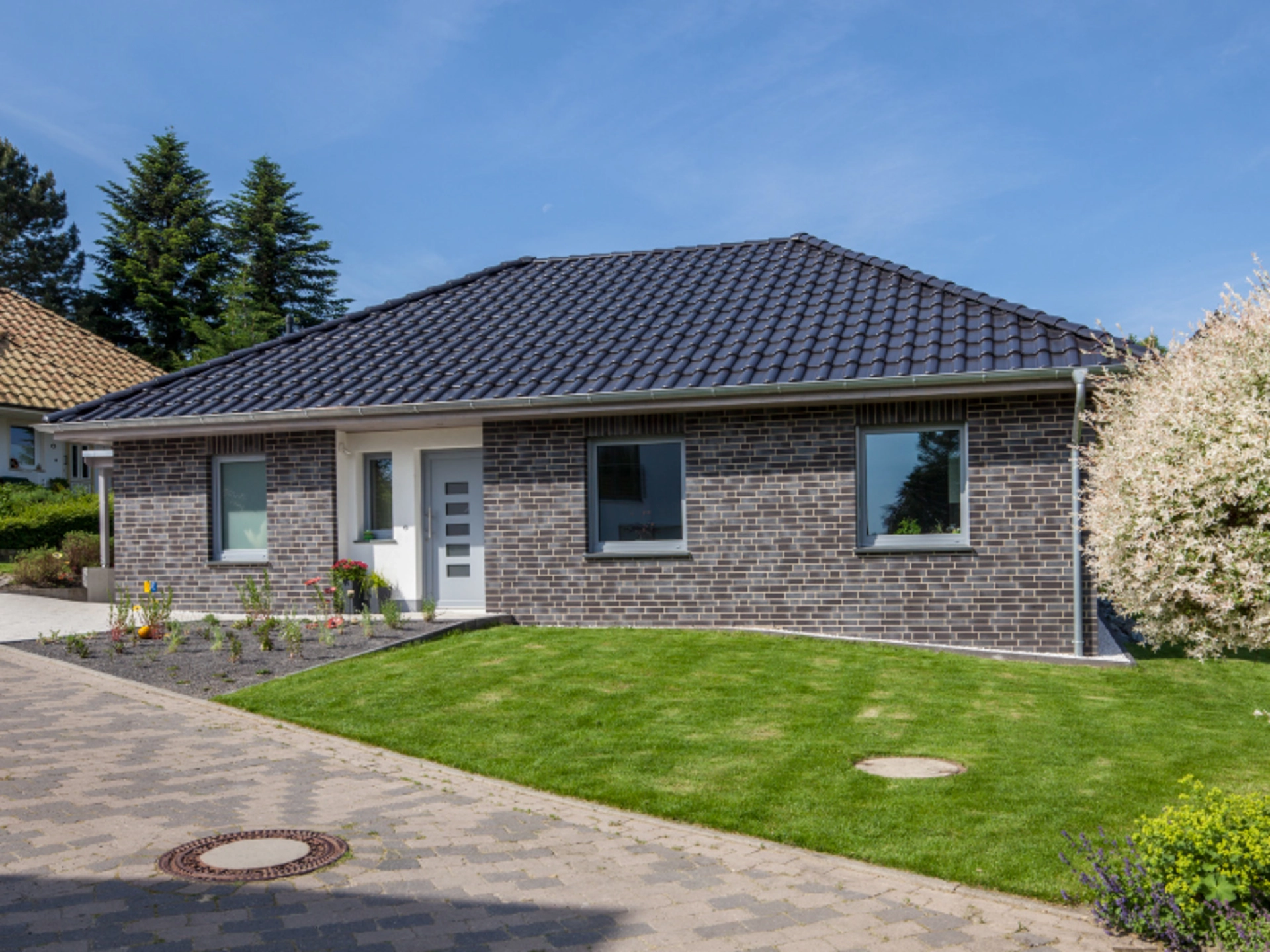 Schöne Vorderansicht des Haus Riedel (Foto: BAUMEISTER-HAUS)