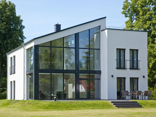Haus Jonas mit spektakulärer Glasfront zum Garten (Foto: BAUMEISTER-HAUS)