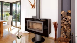 Der Kaminofen Haus Freiberger springt durch sein modernes Design optisch aus der typischen Kaminofen-Schiene. (Foto: BAUMEISTER-HAUS)