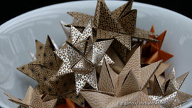 Papiersterne – die perfekte Dekoration für Geschenke, Esstisch und als Baumanhänger. (Foto: © gugschdu / stock.adobe.com) Papiersterne in einer Schale