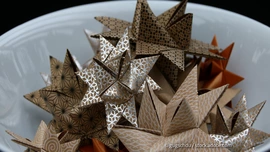 Papiersterne – die perfekte Dekoration für Geschenke, Esstisch und als Baumanhänger. (Foto: © gugschdu / stock.adobe.com) Papiersterne in einer Schale