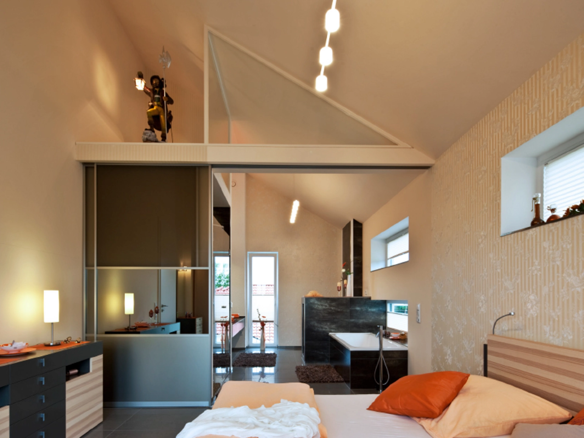 Moderne Schiebetüren, die zur Abtrennung eingesetzt werden – Haus Teichmann. (Foto: BAUMEISTER-HAUS)