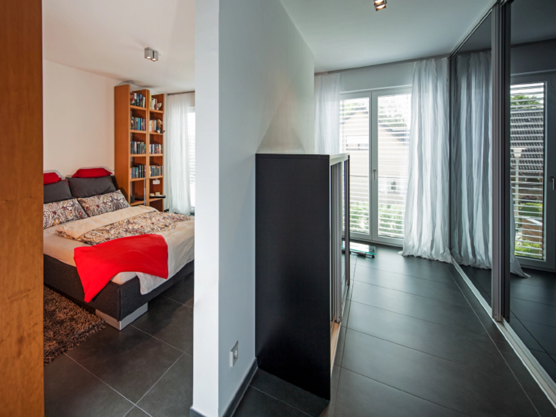 Eine Trennwand grenzt bei Haus Zacher den Schlafbereich vom Ankleidezimmer ab. (Foto: BAUMEISTER-HAUS)