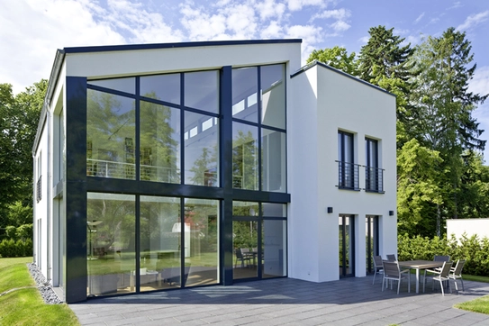 Haus Jonas mit großer Fensterfront zum Garten (Foto: BAUMEISTER-HAUS)