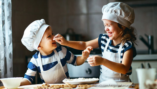 Junge und Mädchen backen