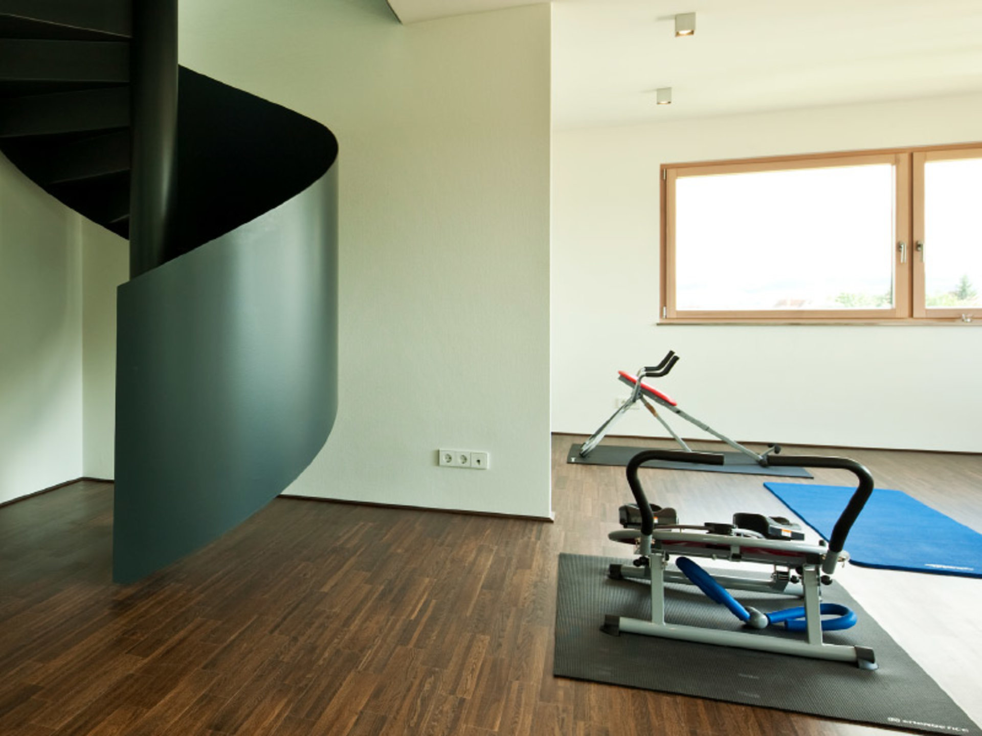 Das Home Gym in Haus Collmann macht ein tägliches Workout ganz nach Ihren Vorlieben möglich. (Foto: BAUMEISTER-HAUS)