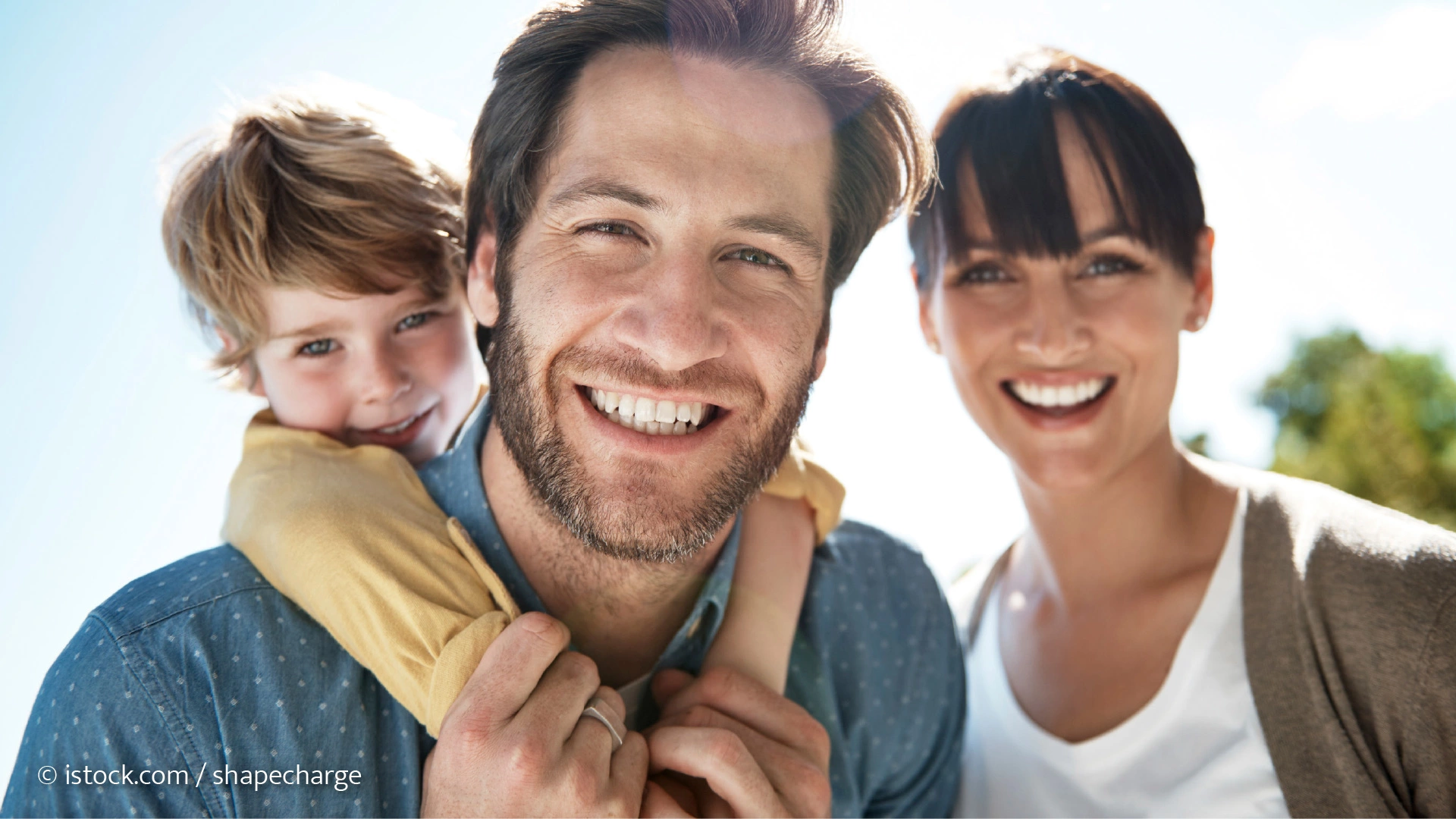 Familie lächelt in die Kamera