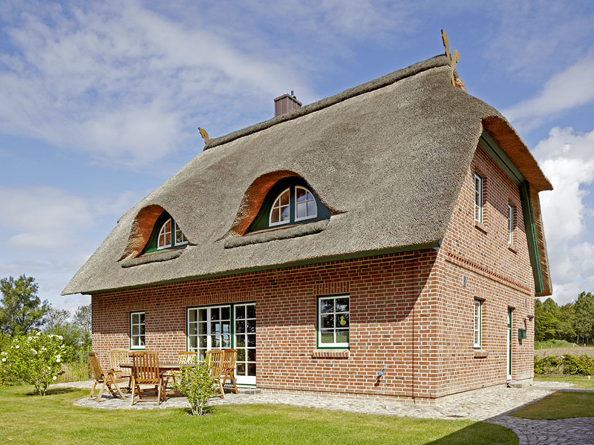 Haus Janke – Ein echter Hingucker ist das Reetdach (Foto: © BAUMEISTER-HAUS)