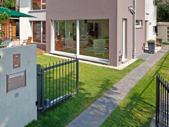 Haus Klose verfügt über Briefkasten und Klingel bereits am Grundstückseingang (Foto: © BAUMEISTER-HAUS)