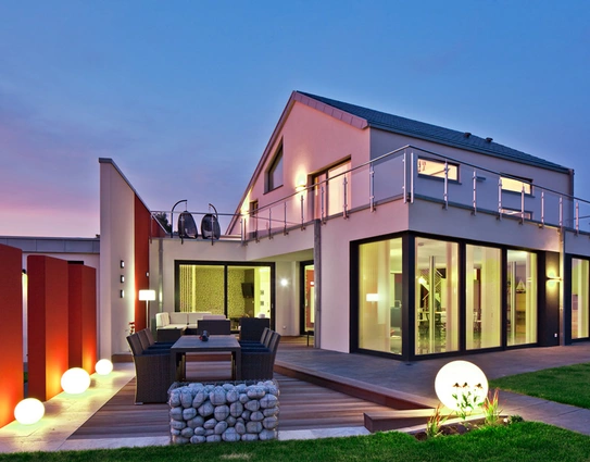 Lichtelemente ergänzen die Gestaltung von Garten und Terrasse. (Foto: Baumeister-Haus)